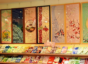 まるさん物産店店内